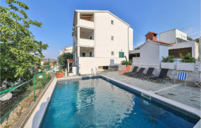4 Bedroom Amazing Apartment In Okrug Donji